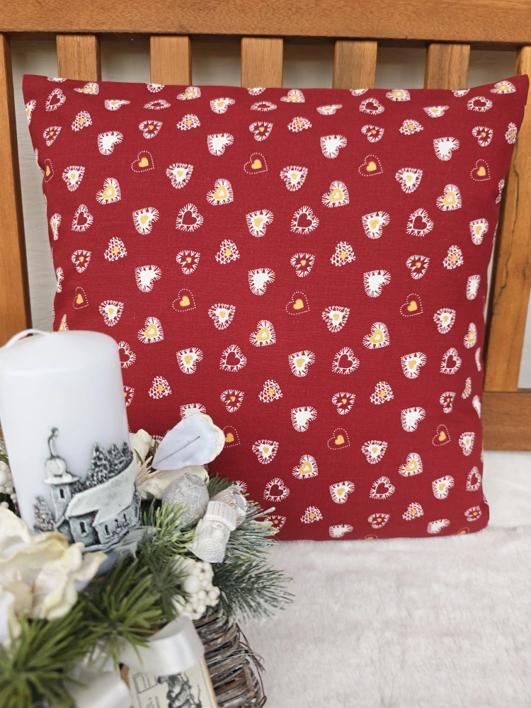 Povlak na polštář 40 x 40 cm – bílá a zlatá drobná srdíčka na vínové
