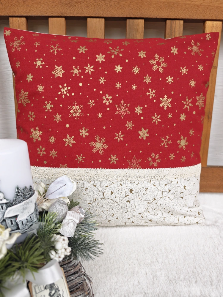 Vánoční povlak na polštář 40 x 40 cm – zlaté vločky na červené s krajkou