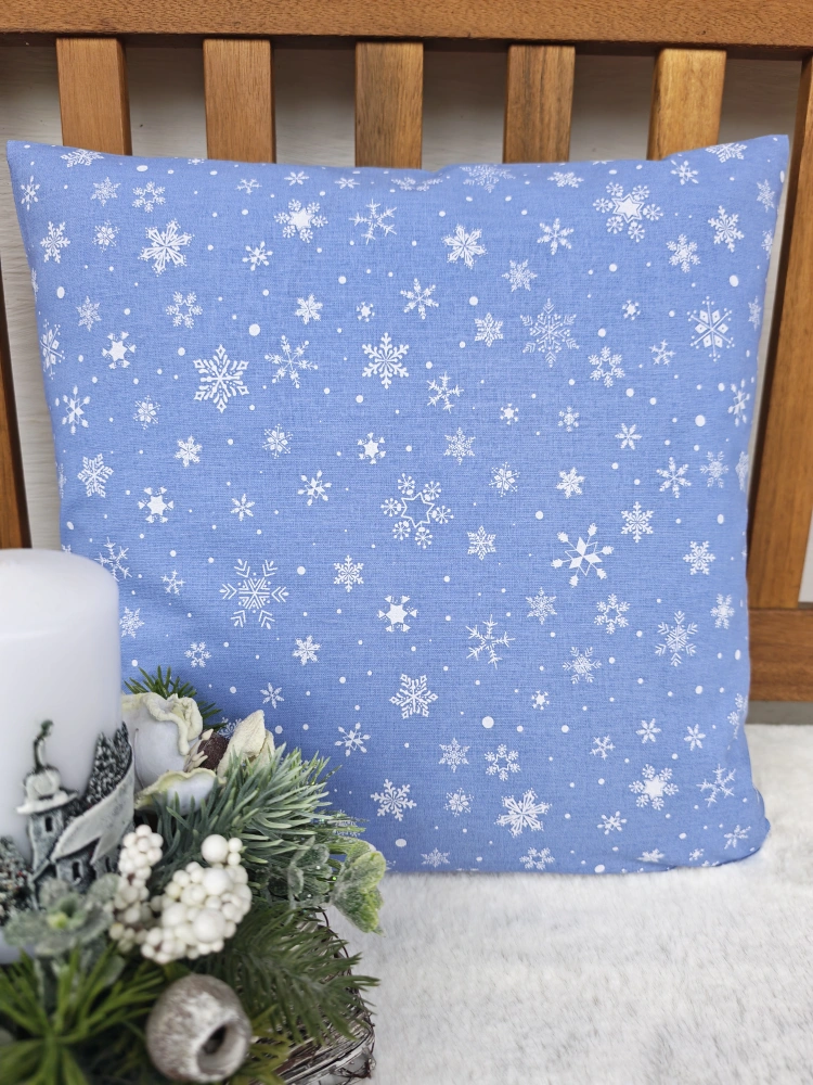 Vánoční povlak na polštář 40 x 40 cm – bílé vločky na pomněnkově modré