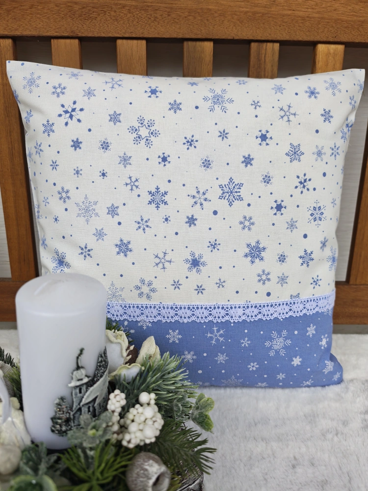 Vánoční povlak na polštář 40 x 40 cm – pomněnkově modré vločky na bílé s krajkou