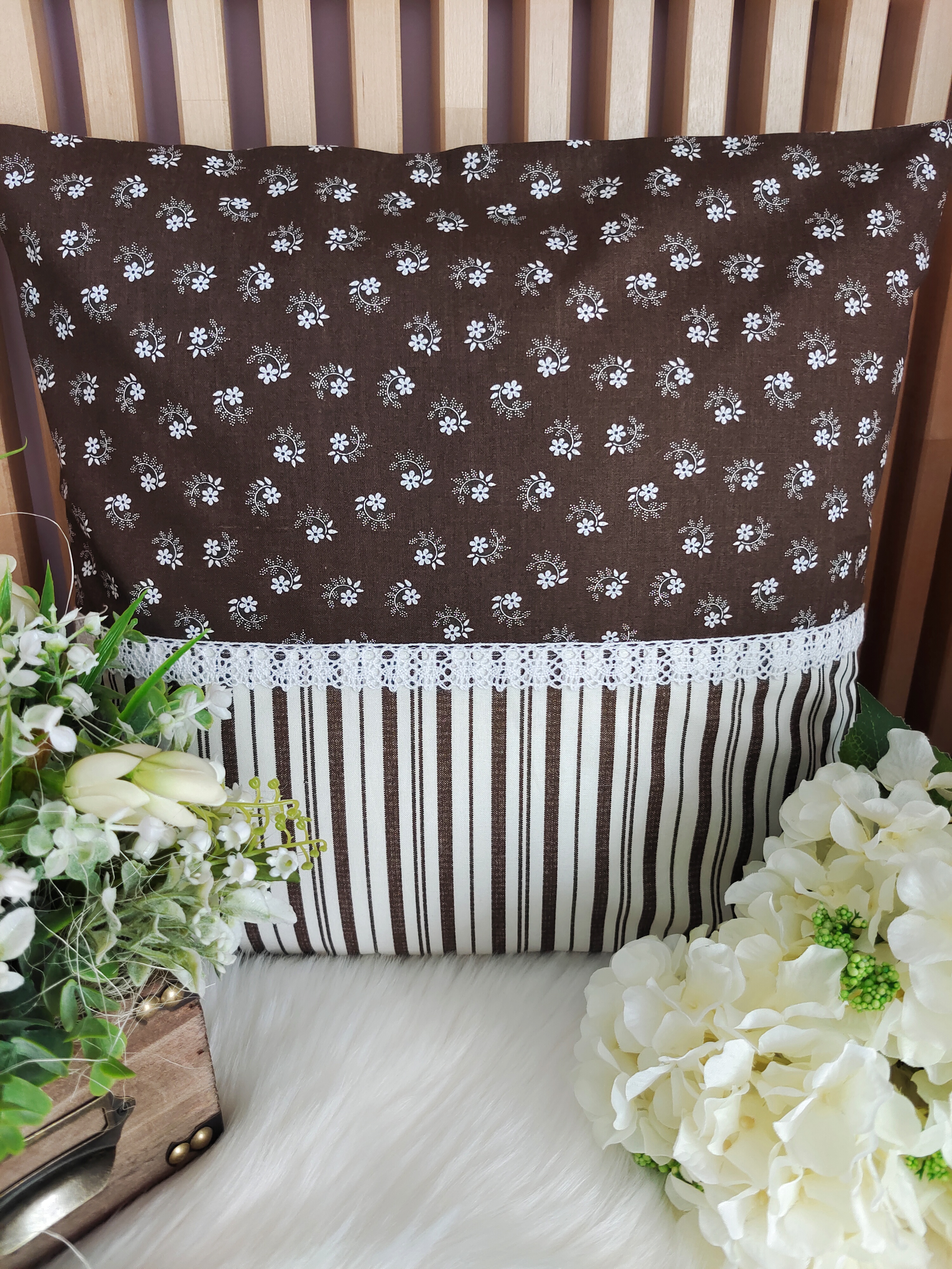 Povlak na polštář 40 x 40 cm – Kytičky na tmavě hnědé s pruhy | Ruční výroba z bavlny