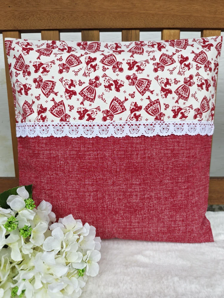Povlak na polštář 40 x 40 cm – Selské červené panenky s krajkou I | Ruční výroba z bavlny