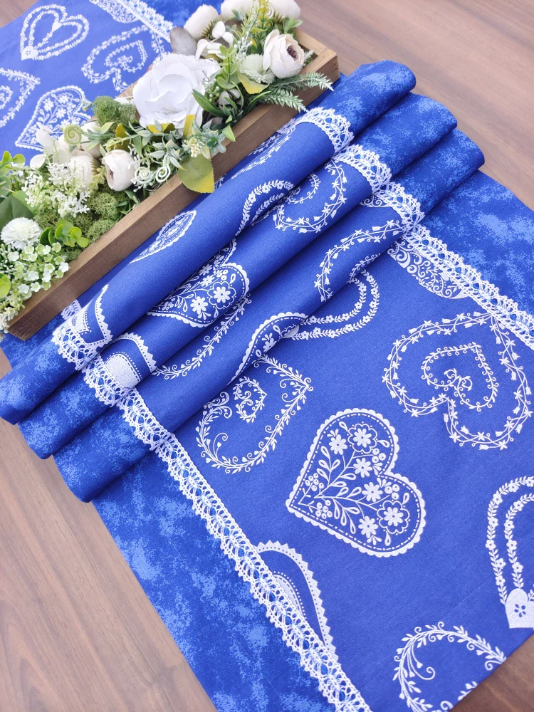 Běhoun - bílá malovaná srdce na modrém mramoru