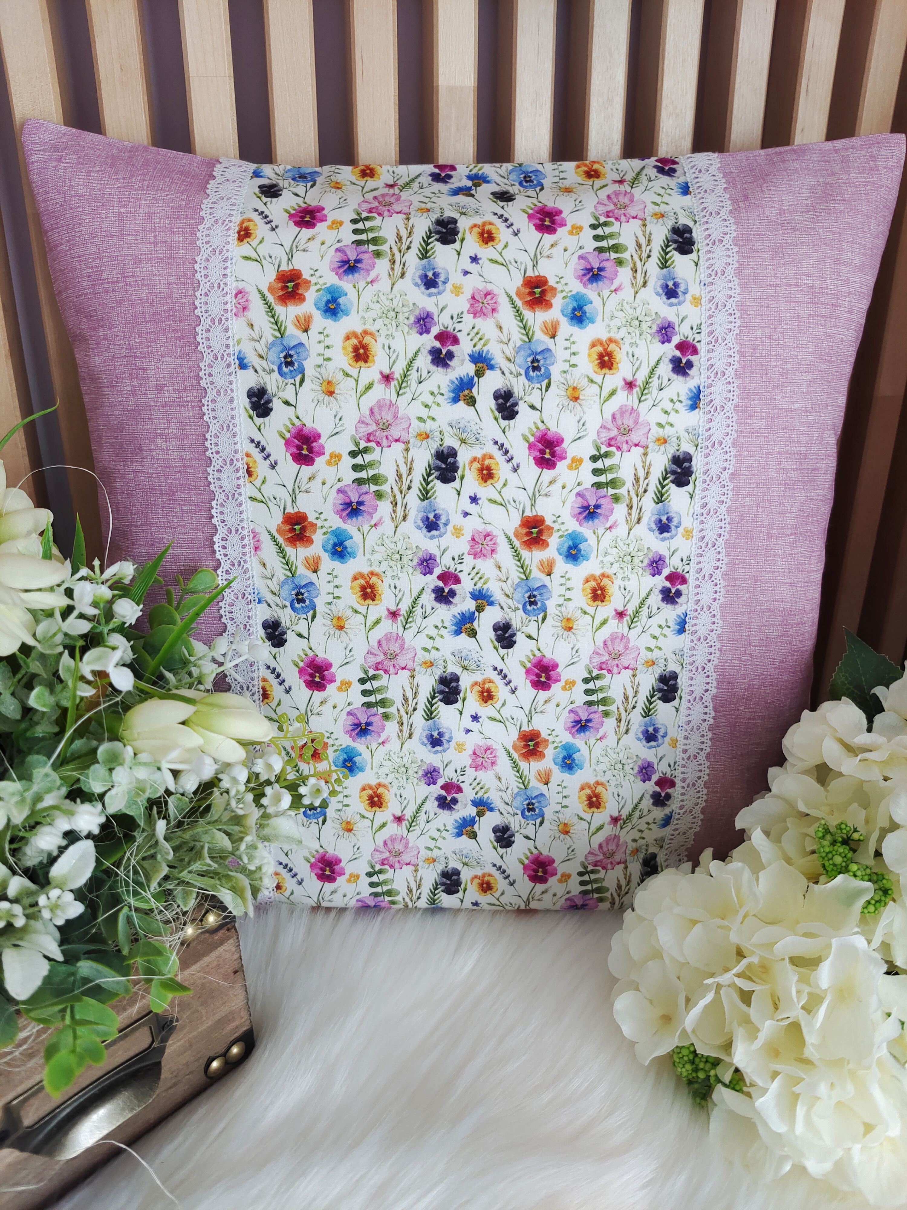 Povlak na polštář 40 x 40 cm – Macešky na světle lila | Ruční výroba z bavlny