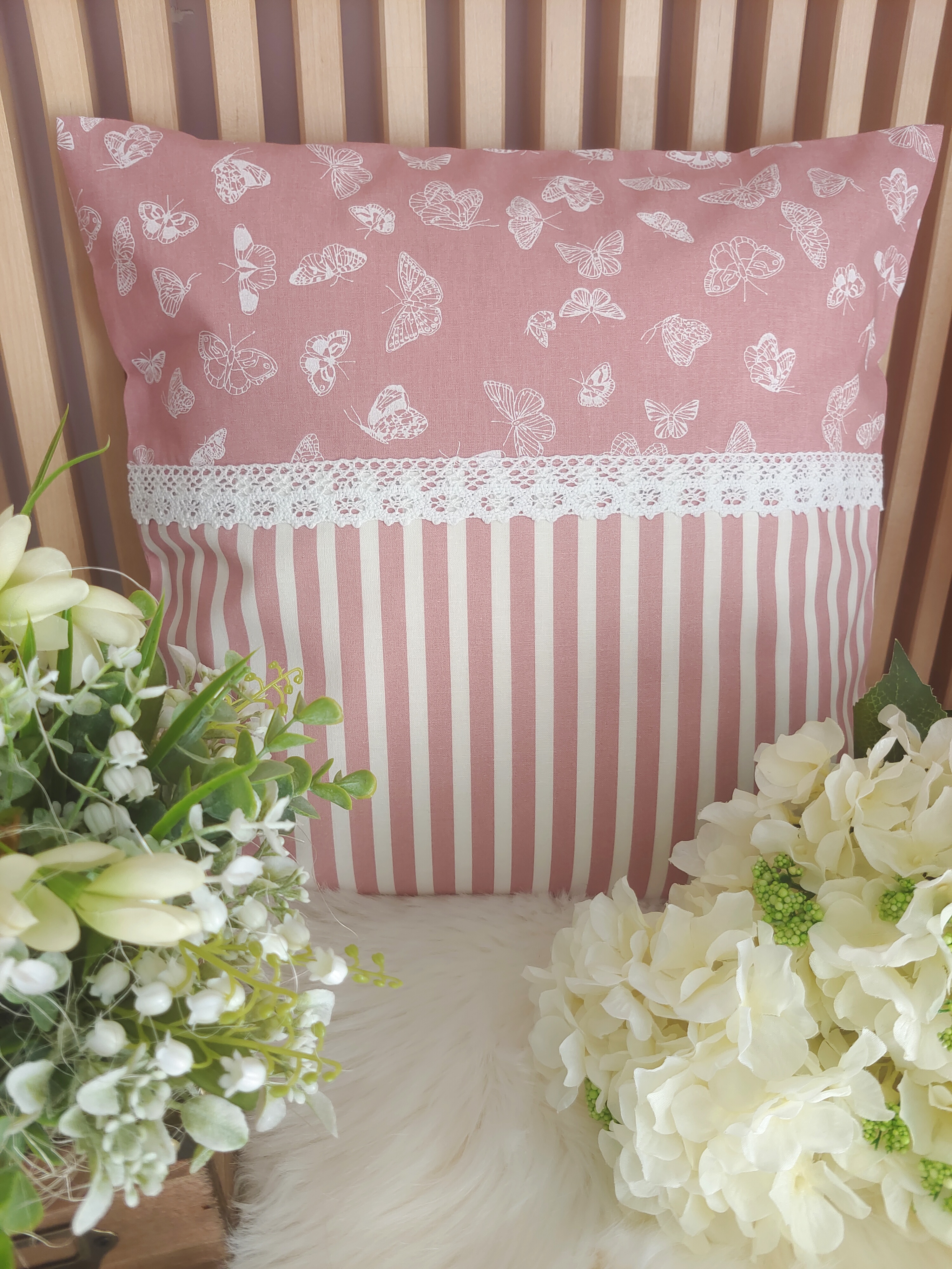 Povlak na polštář 40 x 40 cm – Bílí motýlci na starorůžové | Ruční výroba z bavlny