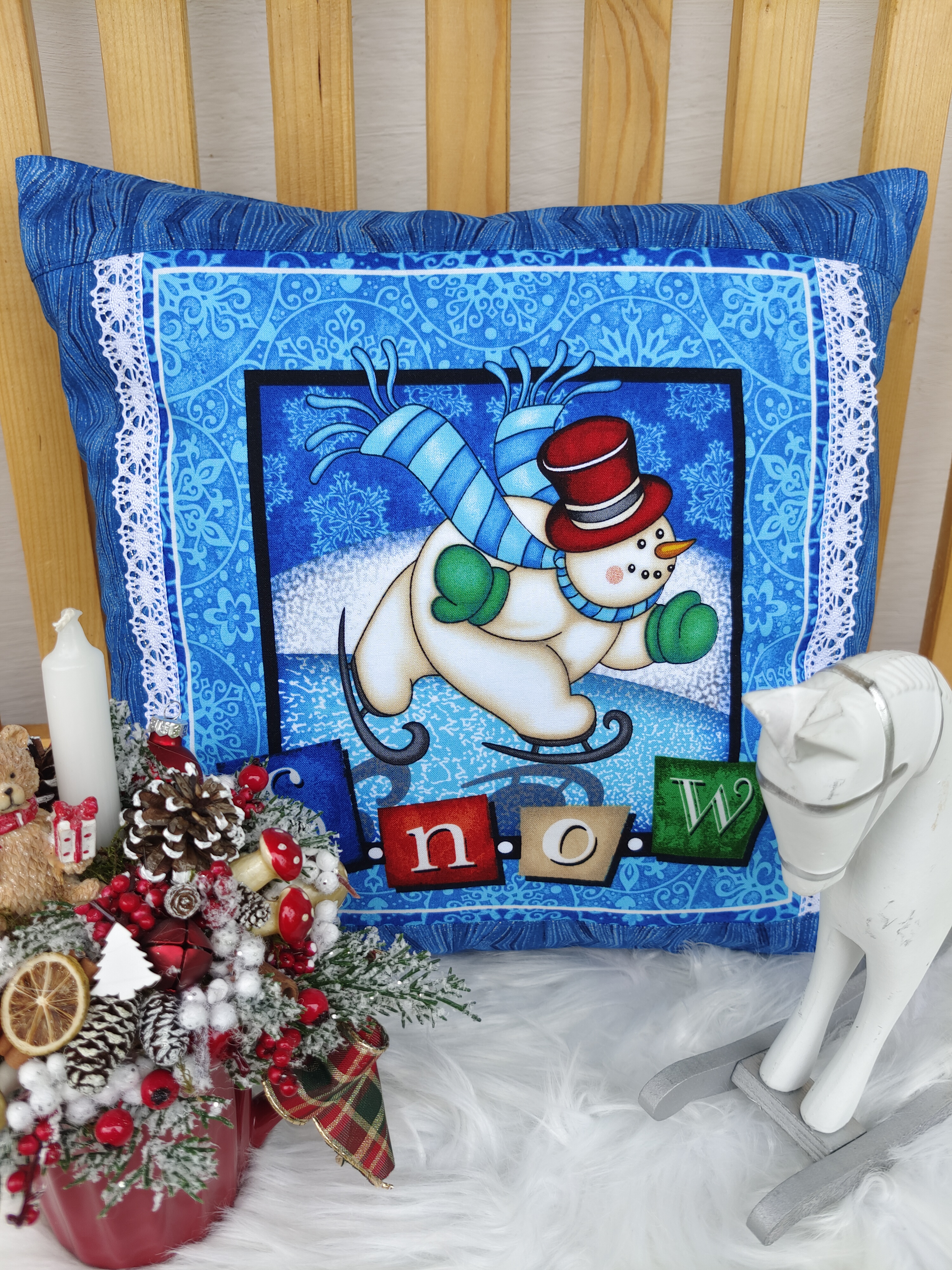 Vánoční povlak na polštář 40x40 - Sněhulák na modré se stříbrným efektem