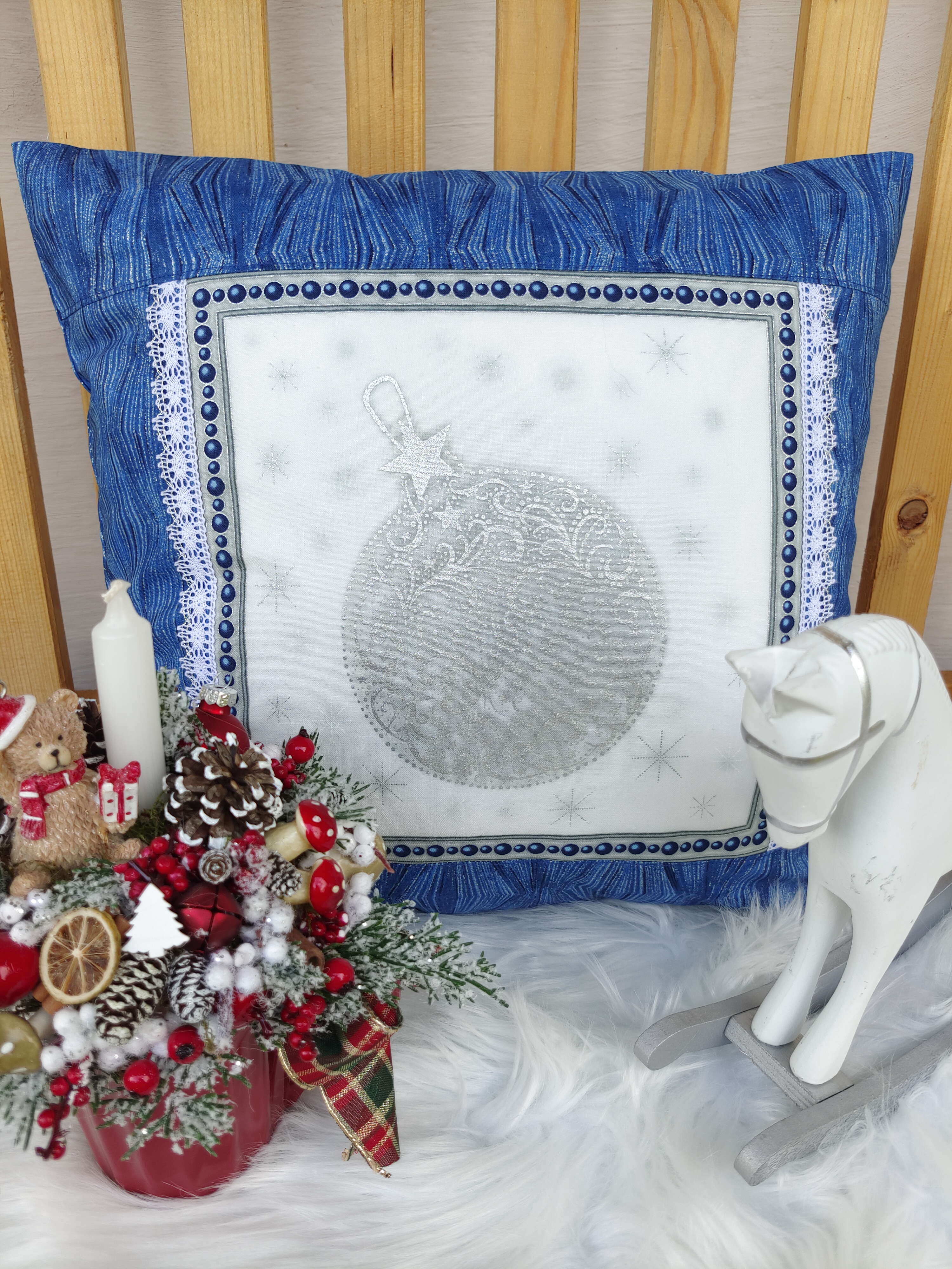 Vánoční povlak na polštář 40x40 - Stříbrná ozdoba na modré