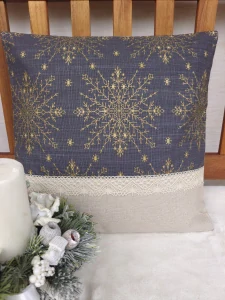 Vánoční povlak na polštář 40 x 40 cm – velké zlaté vločky na šedé v kombinaci s krajkou | Ruční výroba