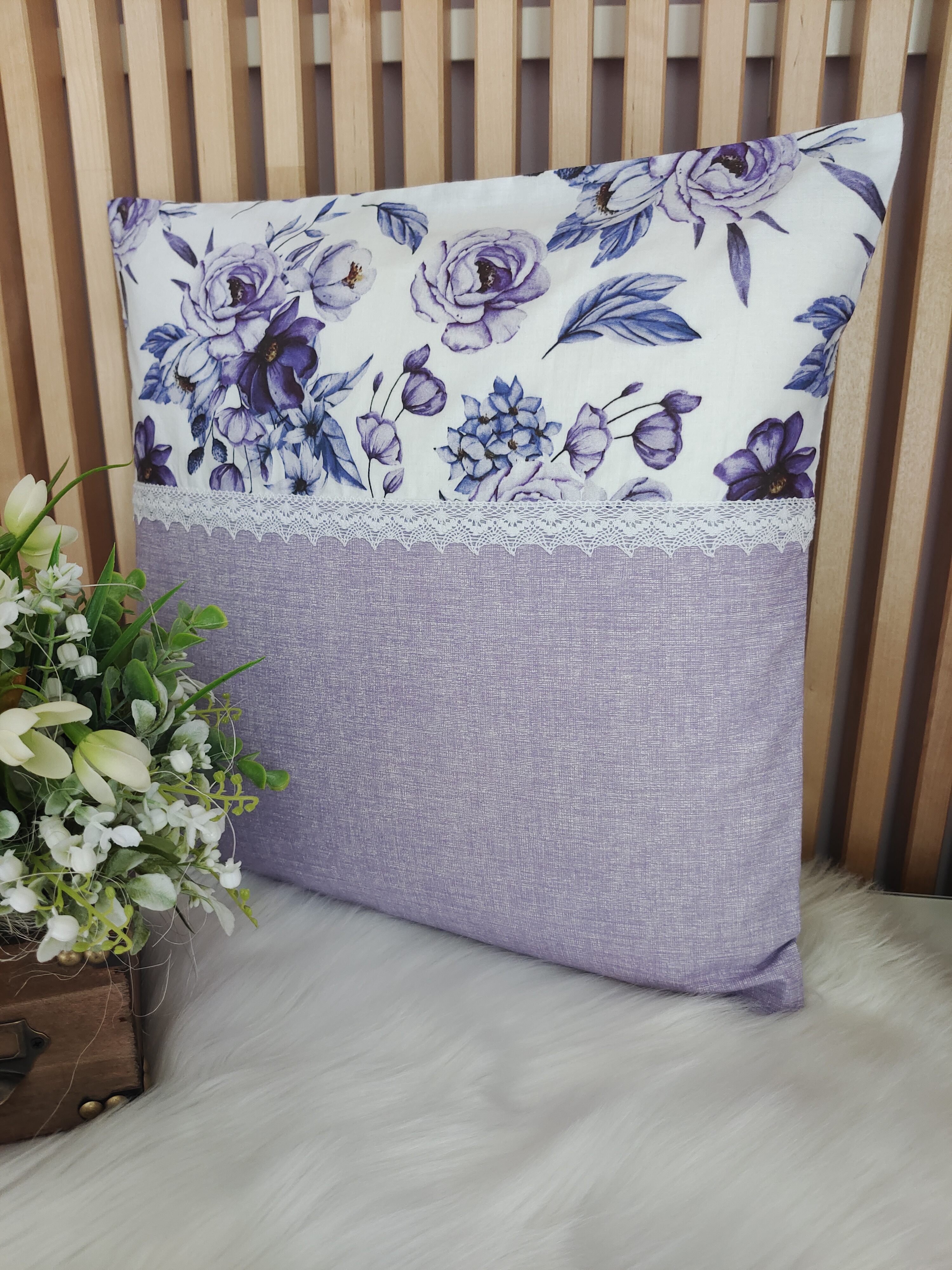 Povlak na polštář 40 x 40 cm – Růžičky s pastelově fialovou | Ruční výroba z bavlny