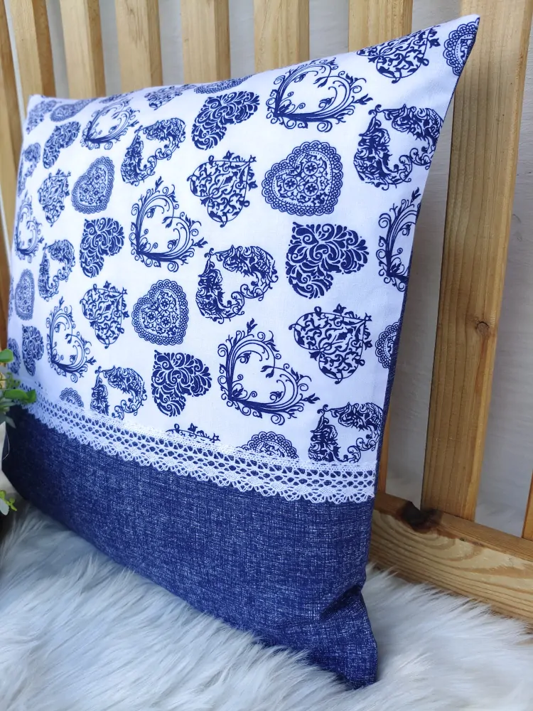 Povlak na polštář 40 x 40 cm – Zdobená modrá srdíčka | Ruční výroba z bavlny
