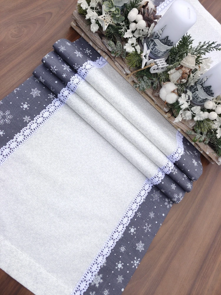 Běhoun vánoční - stříbrné jmelí na bílé lemované bílými vločkami na šedé