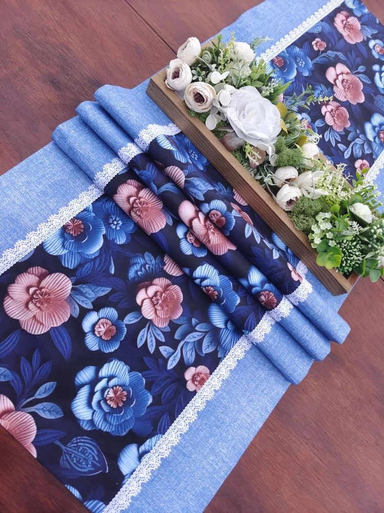 Běhoun – ubrus na stůl 3D kytičky na temně modrém podkladu | 42 x 141 cm