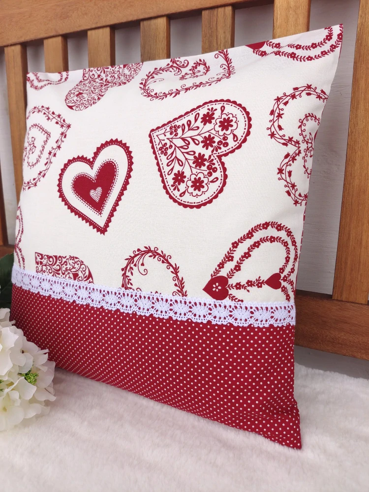 Povlak na polštář 40 x 40 cm – Malovaná srdce červená s krajkou | Ruční výroba z bavlny