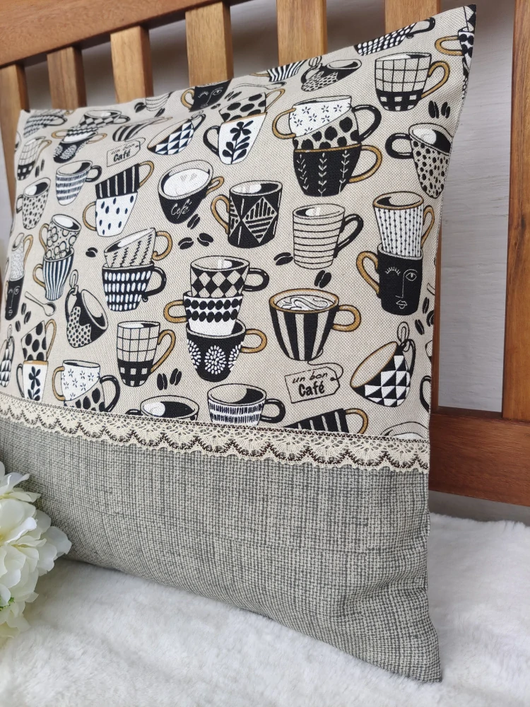 Povlak na polštář 40 x 40 cm – kávové hrníčky a krajka | Ruční výroba
