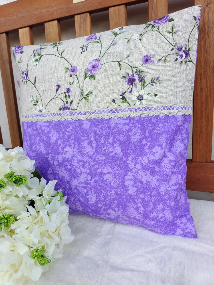 Povlak na polštář 40 x 40 cm – popínavé fialové růže s mramorem a krajkou | Ruční výroba