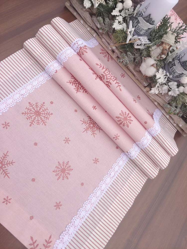 Běhoun - vánoční ubrus velké zlaté vločky na růžové | 42 x 140