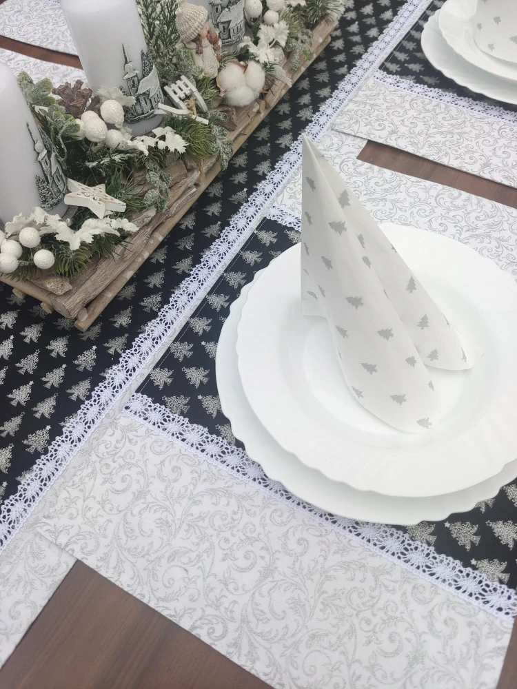 Vánoční sada - běhoun a 7 prostírání - stříbrné stromečky na červné v kombinaci se stříbrnými ornamenty