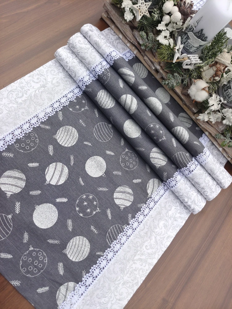 Běhoun - vánoční ubrus stříbrné ozdoby na šedé v kombinaci se stříbrnými ornamenty | 42 x 136
