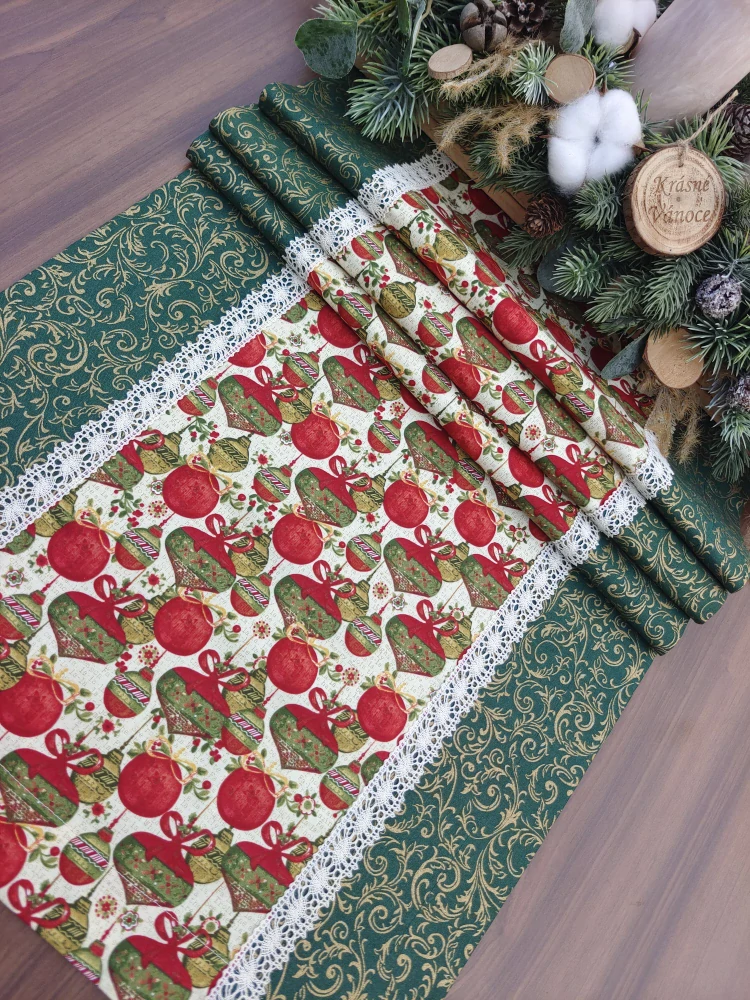 Běhoun - vánoční ubrus ozdoby na smetanové v kombinaci se zlatými ornamenty na zelené | 41 x 129