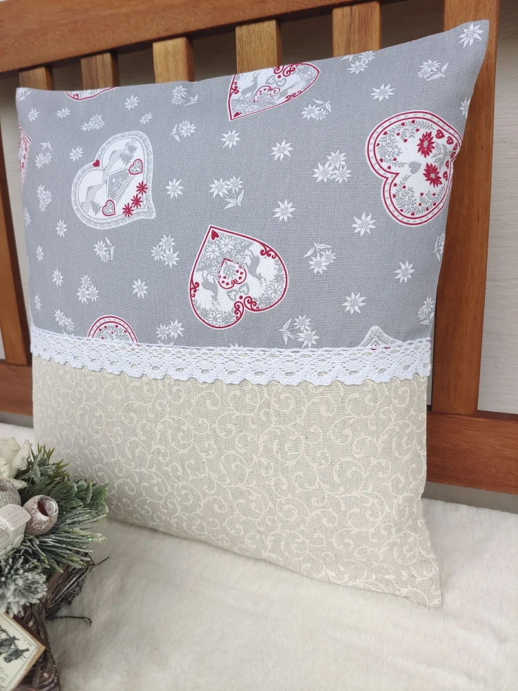 Vánoční povlak na polštář 40 x 40 cm – vánoční srdíčka v kombinaci s krajkou | Ruční výroba