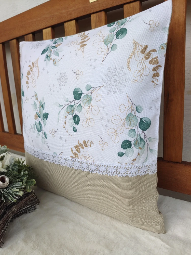 Vánoční povlak na polštář 40 x 40 cm – eukalyptus se stříbrnými vločkami v kombinaci s krajkou | Ruční výroba