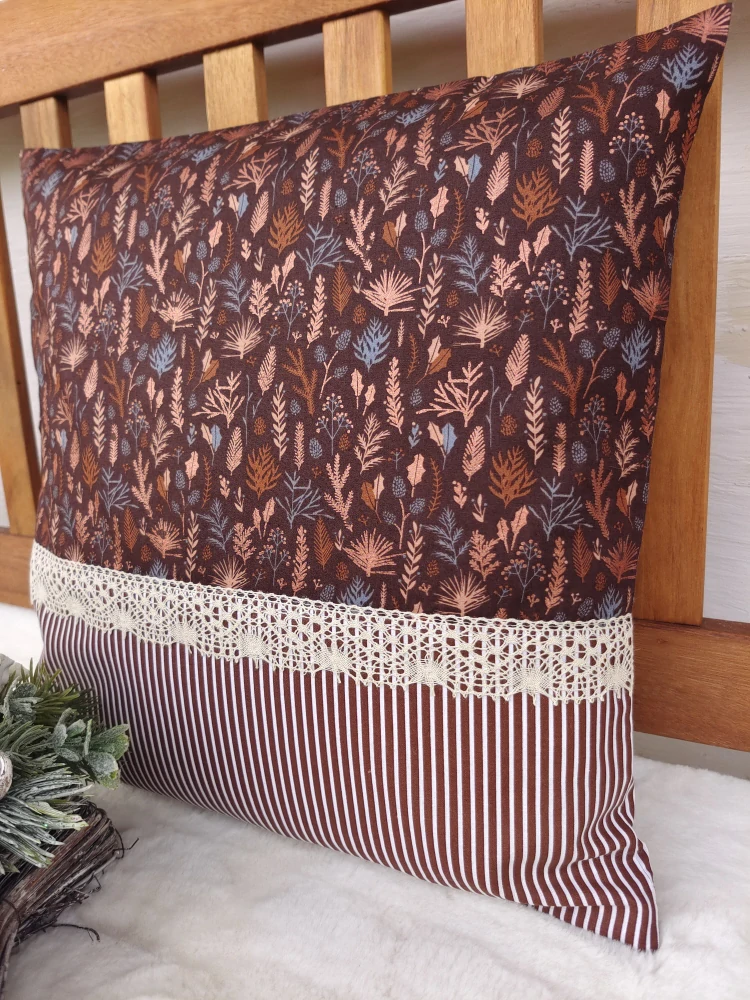 Vánoční povlak na polštář 40 x 40 cm – vánoční větvičky měděné na hnědé s proužky a krajkou | Ruční výroba