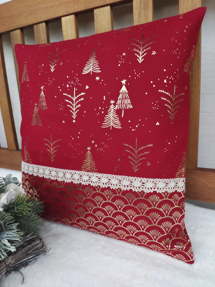 Vánoční povlak na polštář 40 x 40 cm – zlaté stromečky na vínovém kanafasu v kombinaci se zlatými obloučky a krajkou