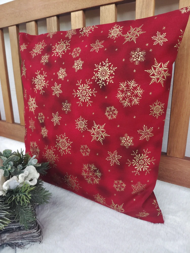 Vánoční povlak na polštář 40 x 40 cm – zlaté vločky na vínové