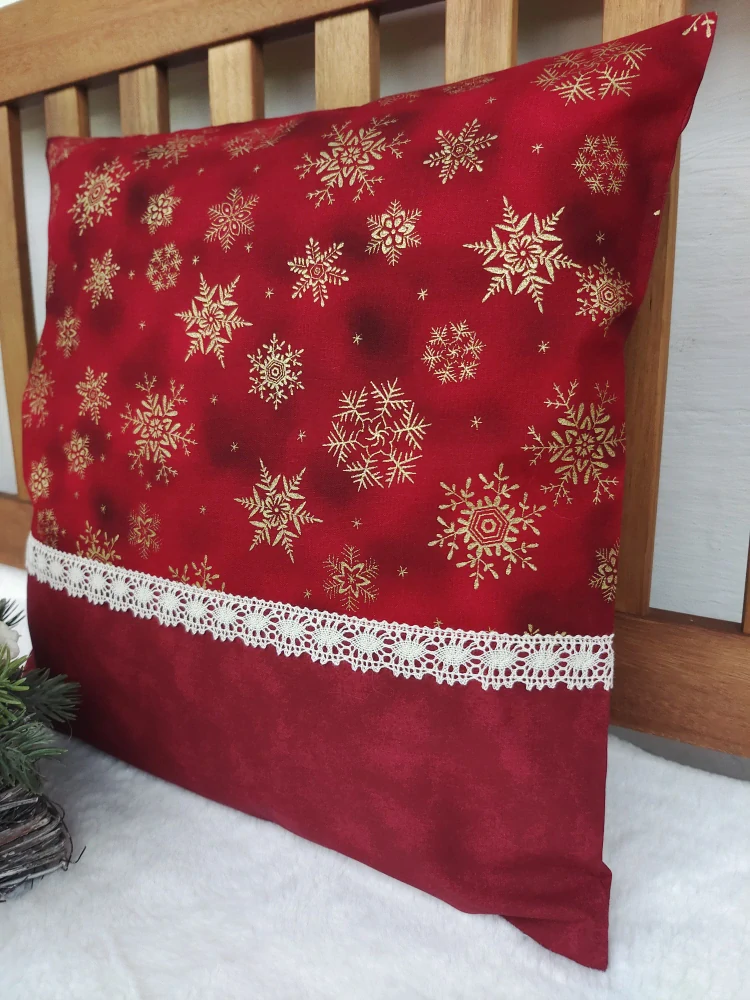 Vánoční povlak na polštář 40 x 40 cm – zlaté vločky na vínové v kombinaci s vínovým mramorem a krajkou