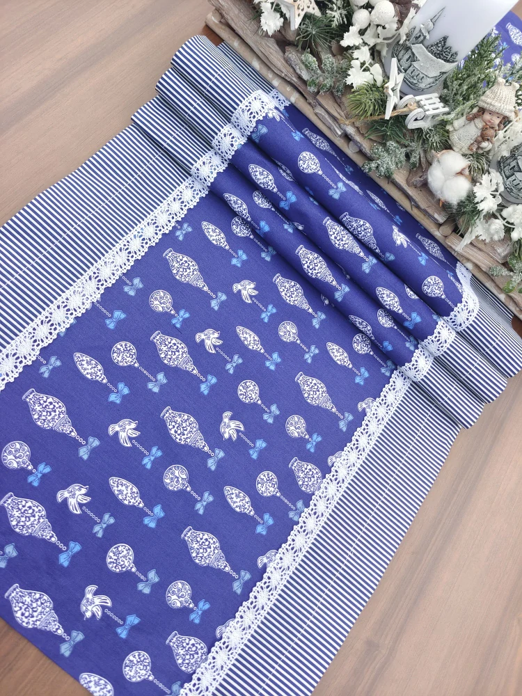 Běhoun vánoční - vánoční odzoby na modré v kombinaci s modrými proužky | 42 x 137 cm