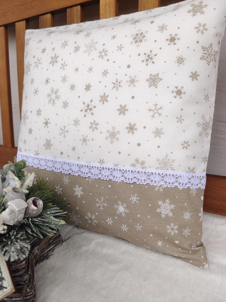 Povlak na polštář 40 x 40 cm – béžové vločky na bílé s krajkou | Ruční výroba