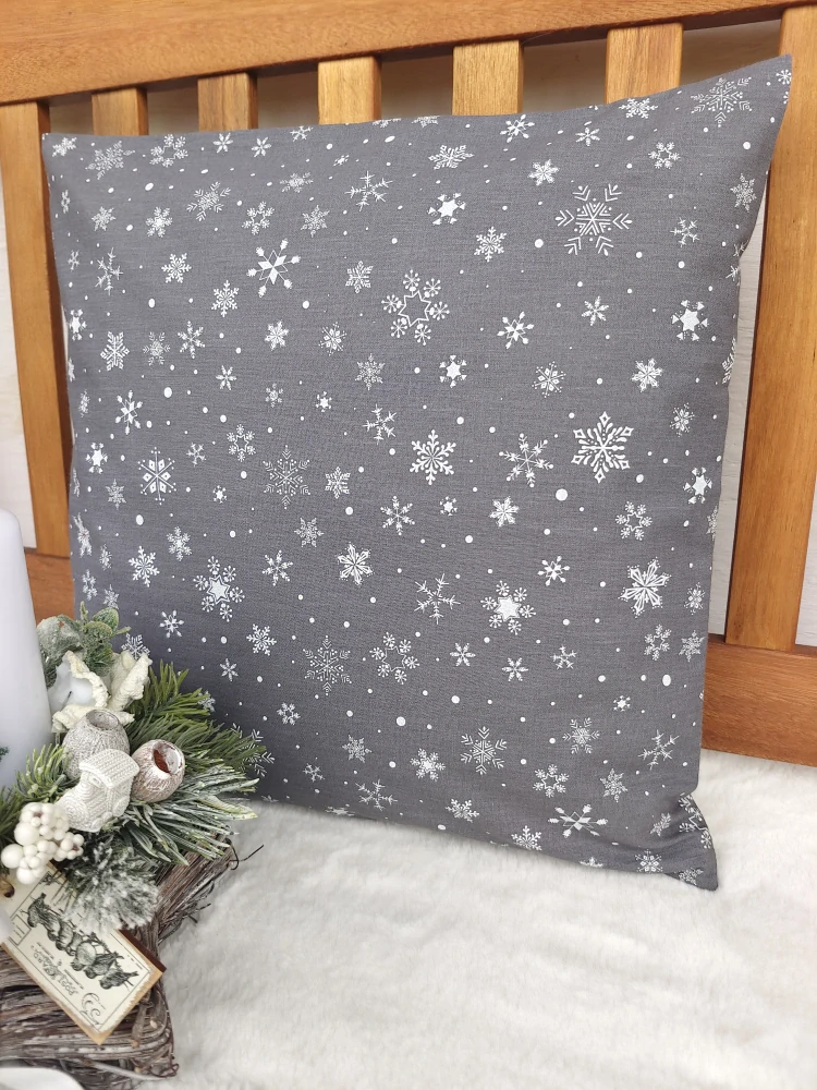 Povlak na polštář 40 x 40 cm – bílé vločky na šedé | Ruční výroba z bavlny
