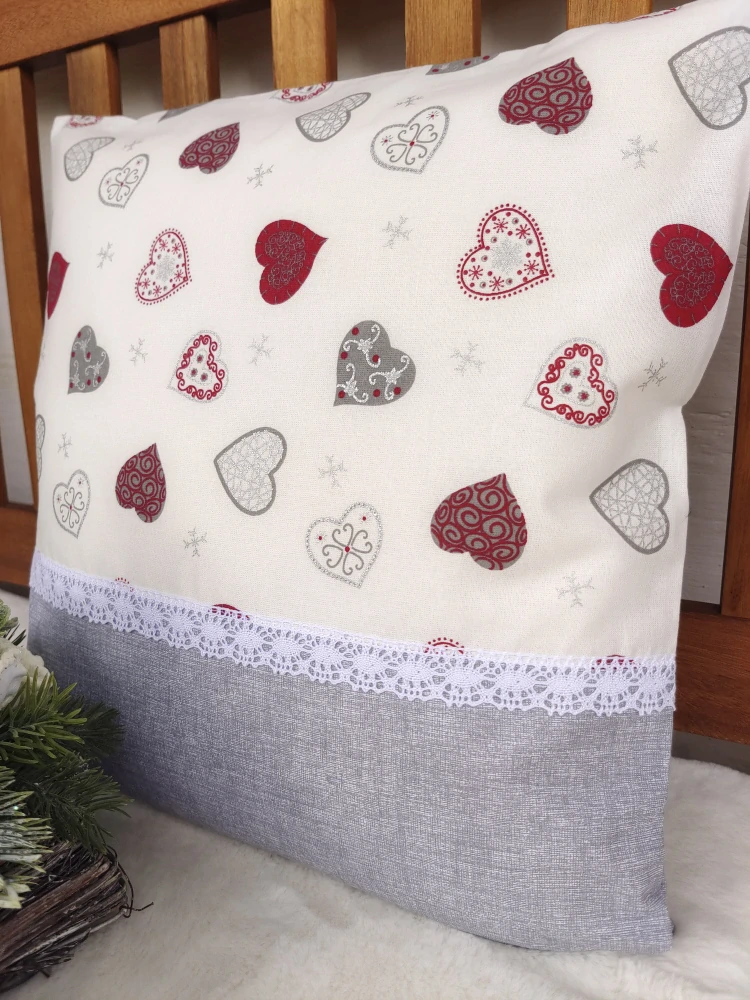 Povlak na polštář 40 x 40 cm – vánoční srdíčka v vločky v kombinaci s šedou | Ruční výroba z bavlny