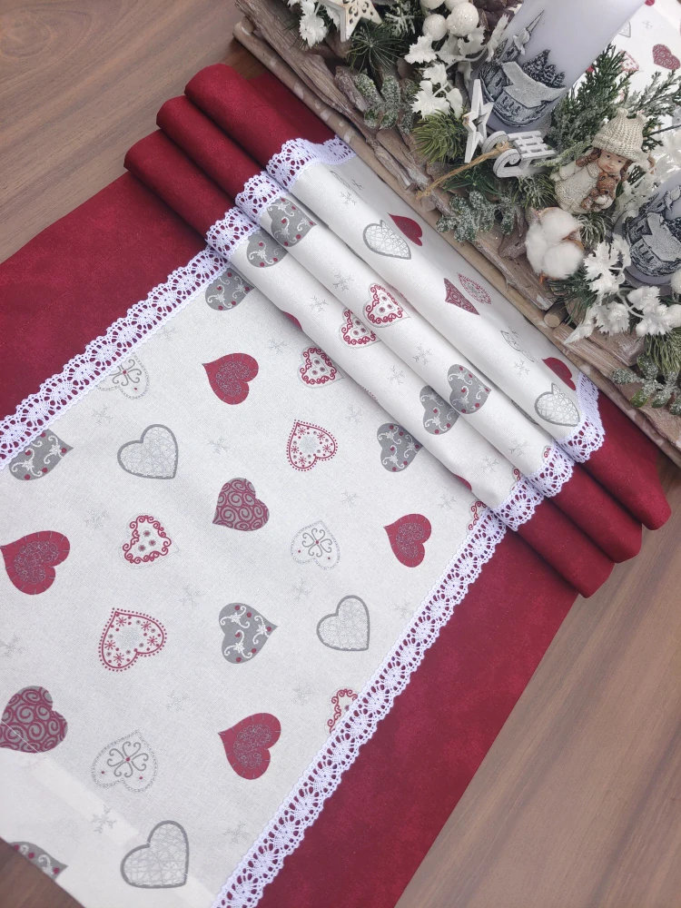 Běhoun - vánoční ubrus vánoční srdíčka a vločky v kombinaci s vínovým mramorem | 42 x 140 cm