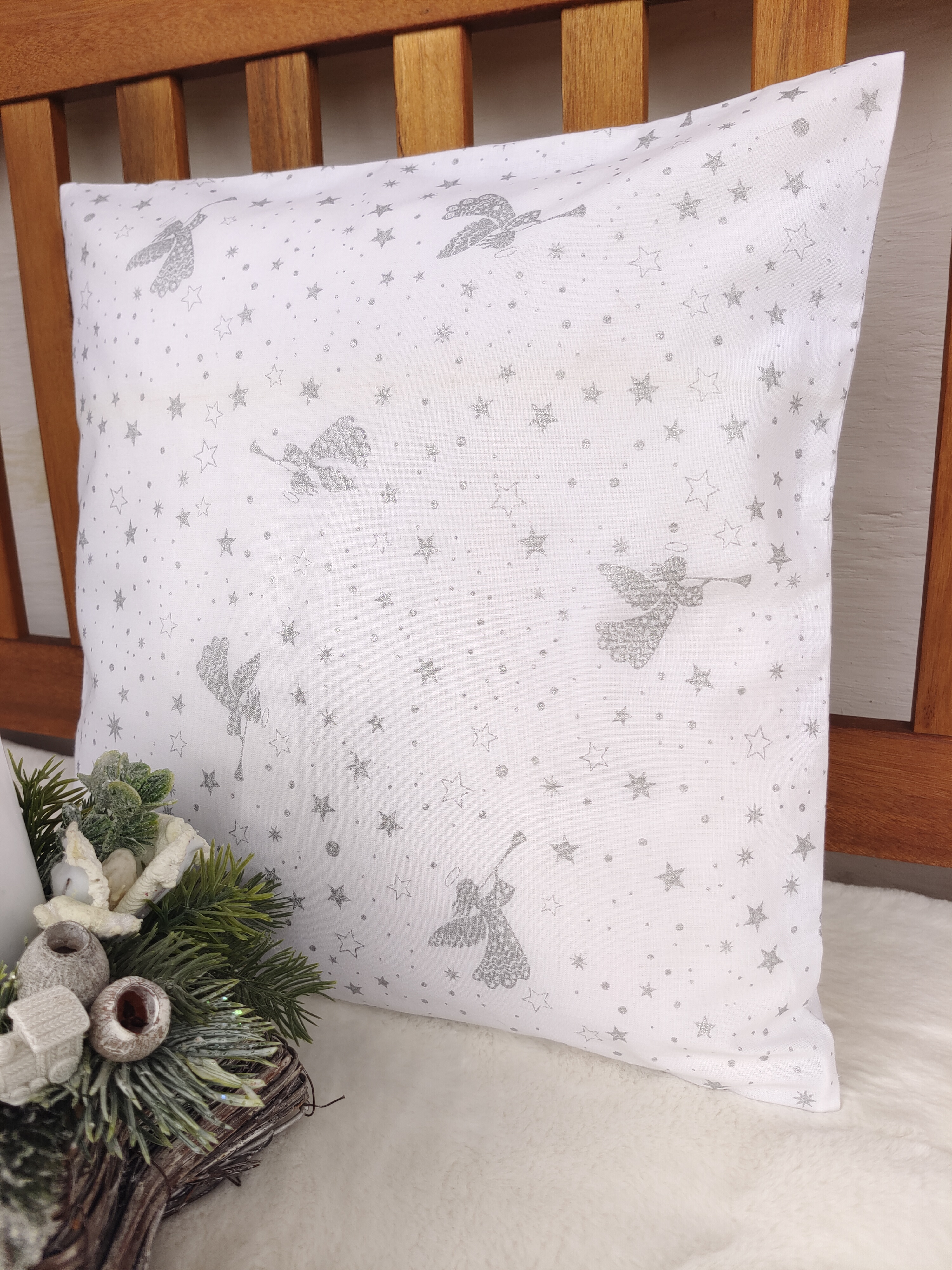 Povlak na polštář 40 x 40 cm – stříbrní andílci na bílé | Ruční výroba z bavlny