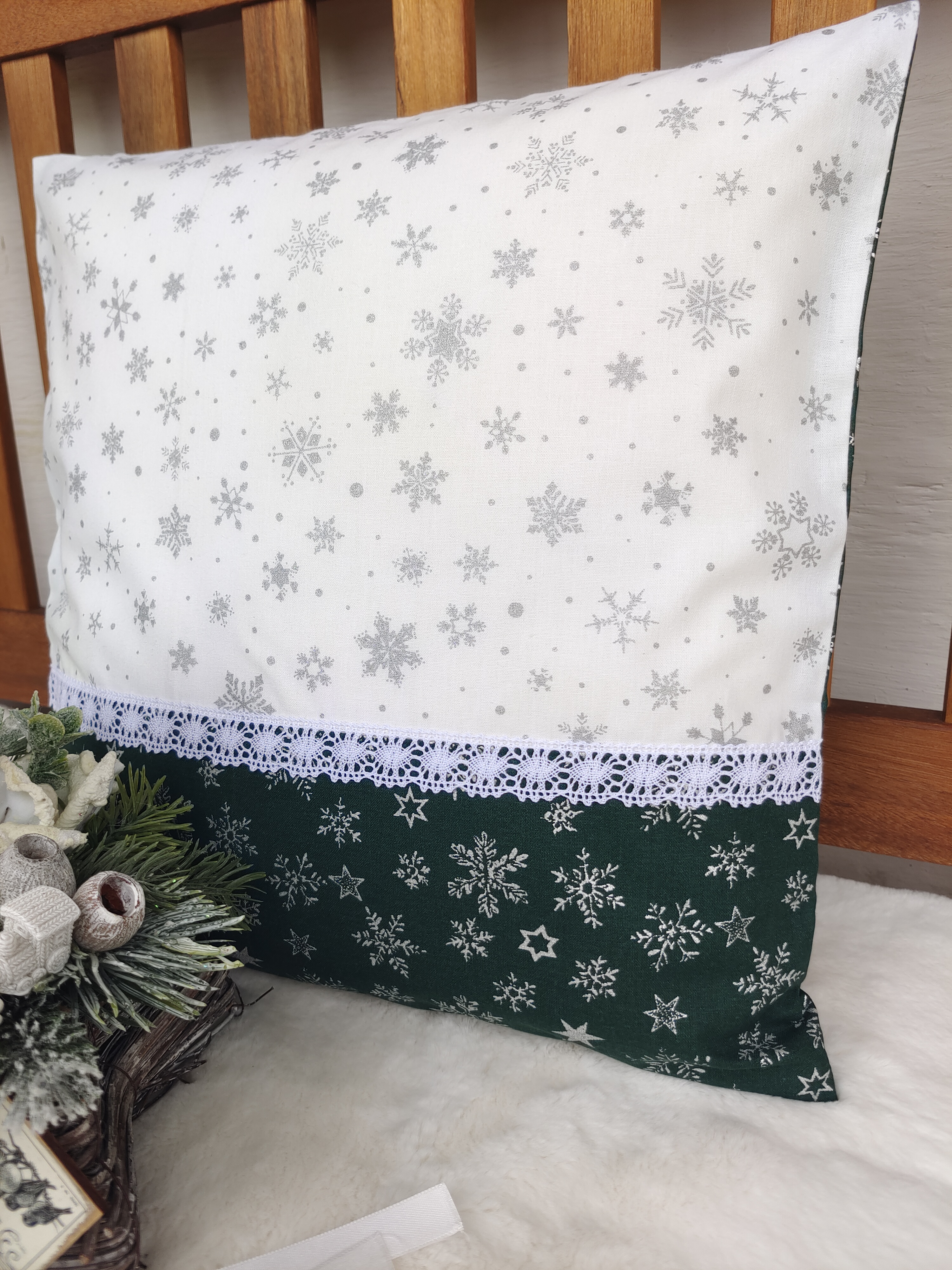 Povlak na polštář 40 x 40 cm – stříbrné vločky na bílé s krajkou | Ruční výroba z bavlny
