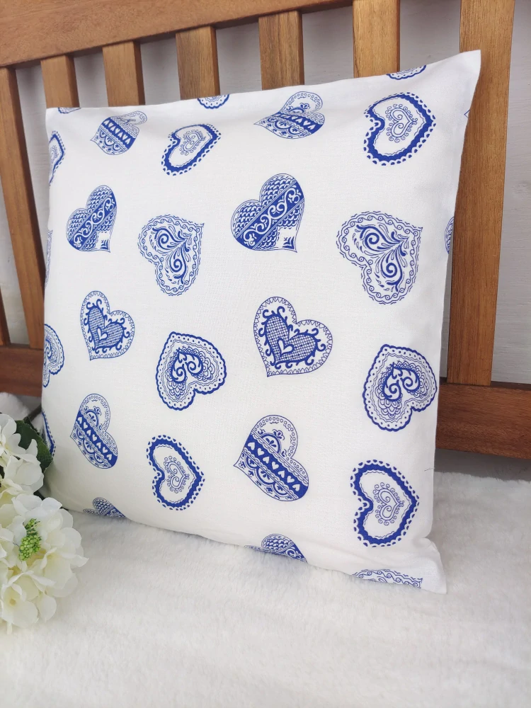 Povlak na polštář 40 x 40 cm – zdobená modrá srdíčka na bílé