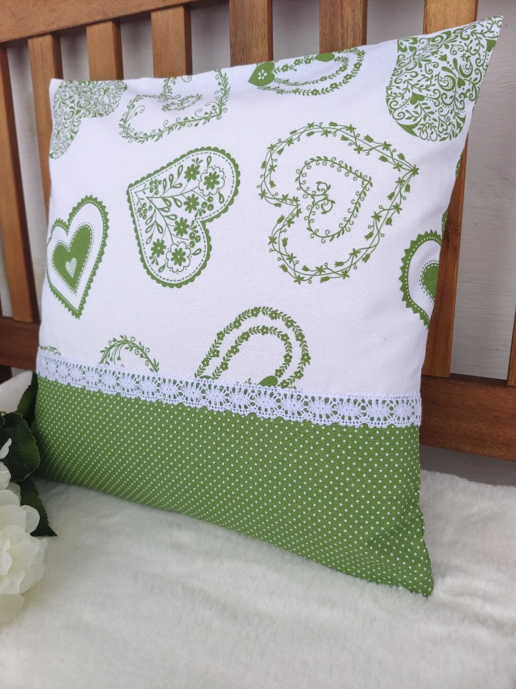 Povlak na polštář 40 x 40 cm – zelená srdce malovaná se zeleným puntíkem a krajkou
