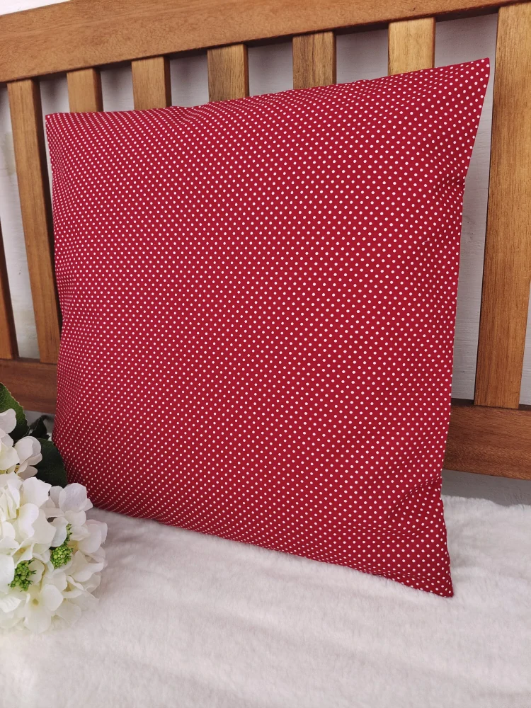 Povlak na polštář 40 x 40 cm – Bílý drobný puntík na červené | Ruční výroba z bavlny
