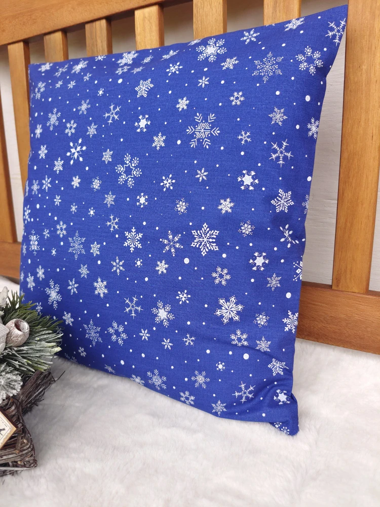 Povlak na polštář 40 x 40 cm – Bílé vločky na modré | Ruční výroba z bavlny