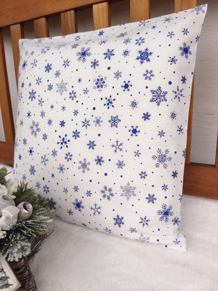 Povlak na polštář 40 x 40 cm – Modré vločky na bílé| Ruční výroba z bavlny