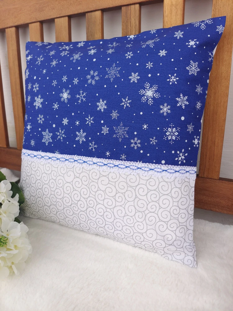 Povlak na polštář 40 x 40 cm – Bílé vločky na modré s krajkou| Ruční výroba z bavlny