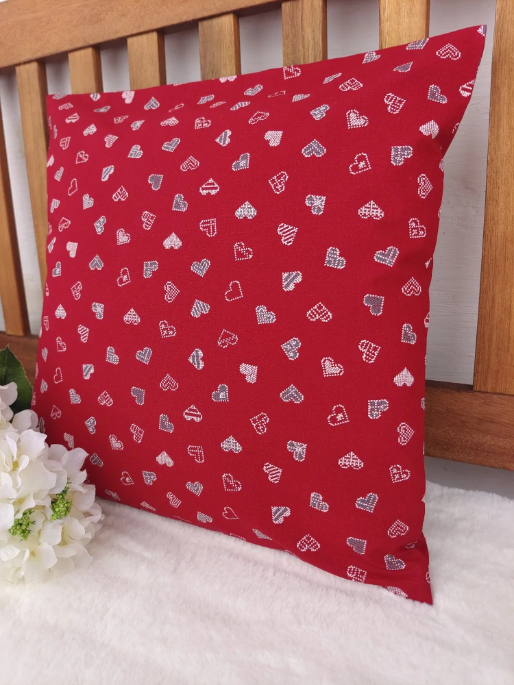 Povlak na polštář 40 x 40 cm – Drobná šedá srdíčka na červené | Ruční výroba z bavlny