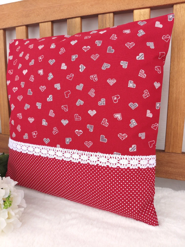Povlak na polštář 40 x 40 cm – Drobná šedá srdíčka na červené s krajkou| Ruční výroba z bavlny