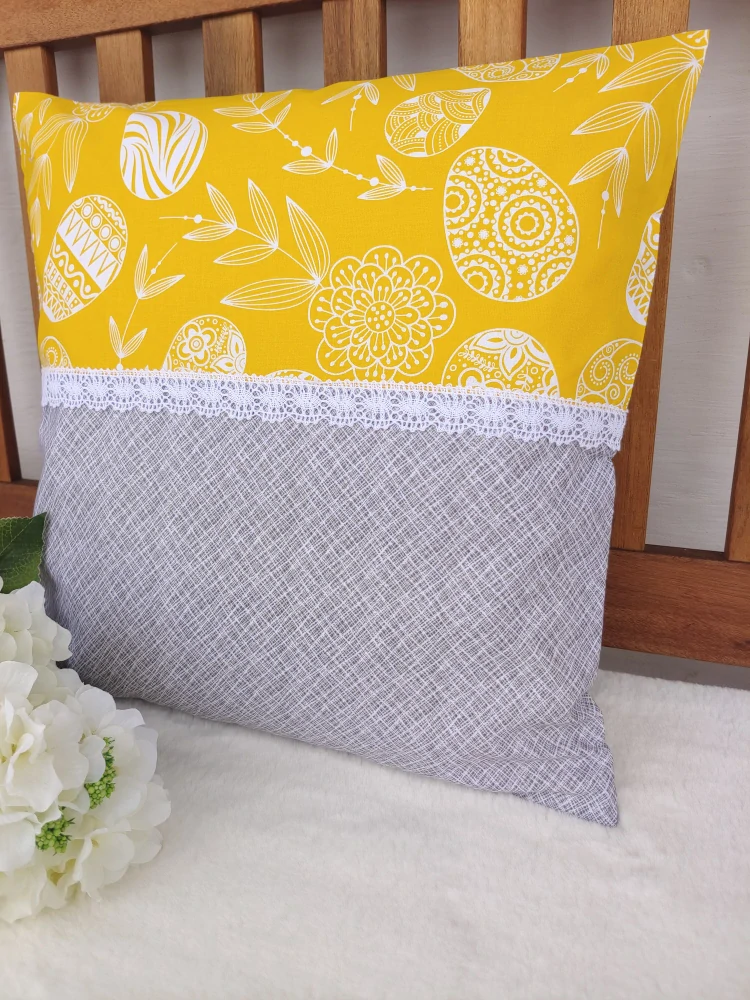 Povlak na polštář 40 x 40 cm – Velikonoční bílá vajíčka na žluté s krajkou| Ruční výroba z bavlny