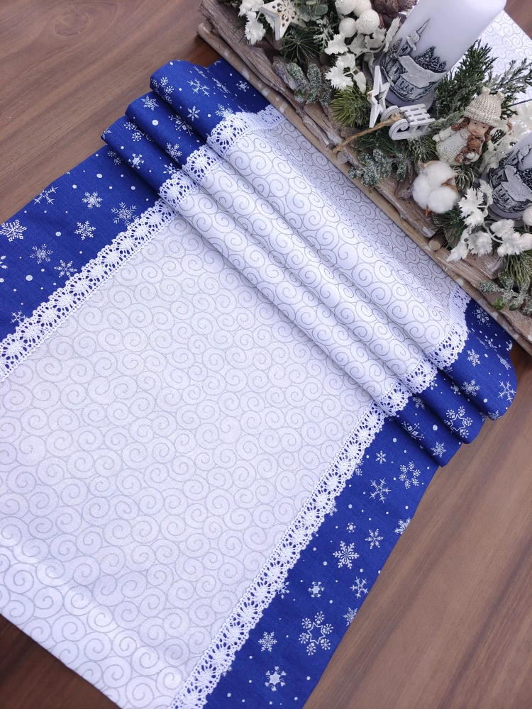 Běhoun - stříbrné spirálky lemované bilými vločkami na modré | 42 x 140 cm