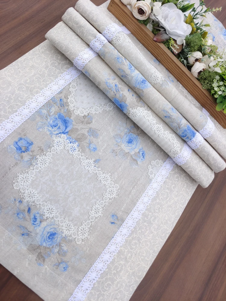 Běhoun - modré růžičky a krajka lemované bílými ornamenty na šedé