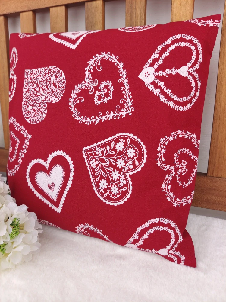 Povlak na polštář 40 x 40 cm – Malovaná srdce bílá na červené | Ruční výroba z bavlny