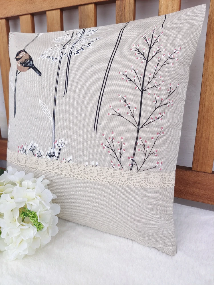 Povlak na polštář 40 x 40 cm – Ptáčci na louce s krajkou | Ruční výroba