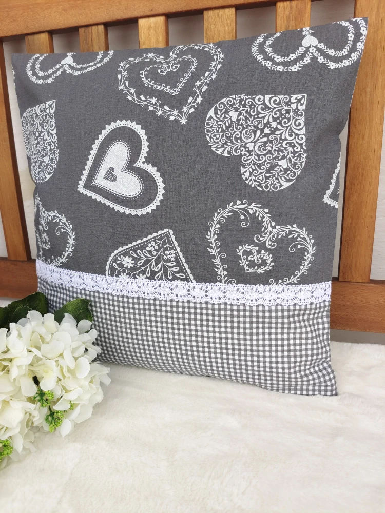 Povlak na polštář 40 x 40 cm – bílá srdce na šedé v kombinaci s kostičkou a krajkou